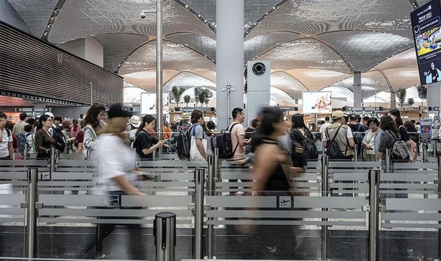 Öğrencileri Avrupa’ya götürme vaadi: 76 bin Euro dolandıran şahıs yurt dışına kaçmış!