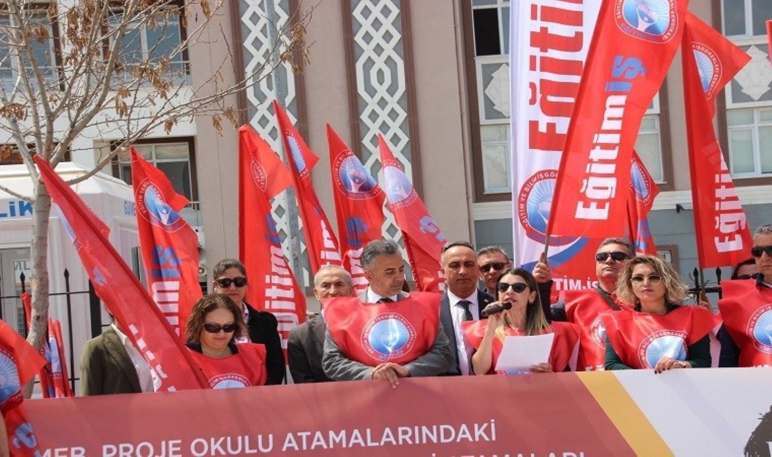 Öğrencileri okula kilitlediler