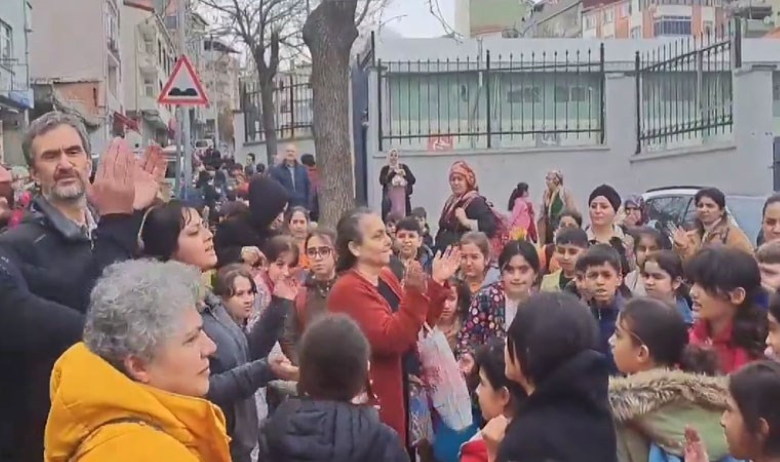 Okmeydanı’nda velilerden kayyum tepkisi: Çocuklarımızın yemeğine göz diktiler