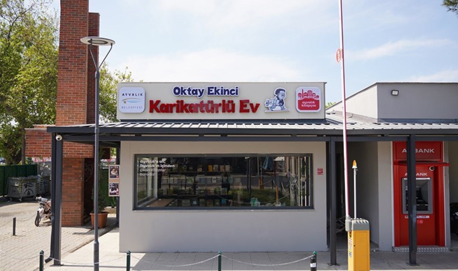 Oktay Ekinci Karikatürlü Ev ve Ayvalık Kitapçısı Açılıyor