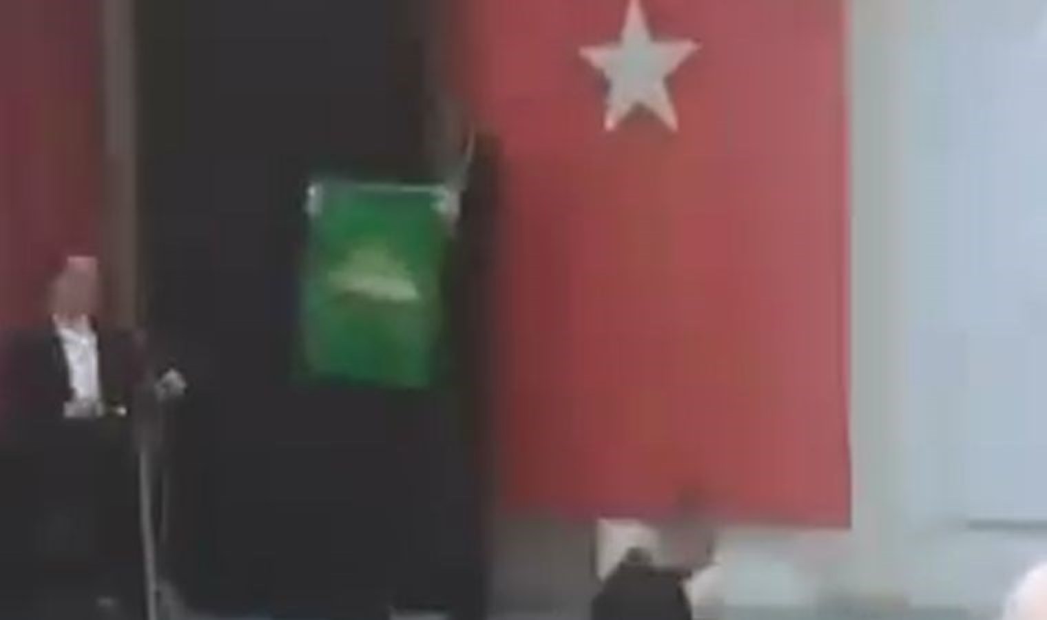 Okulda skandal görüntüler: Lise etkinliğinde HÜDA PAR bayrağı