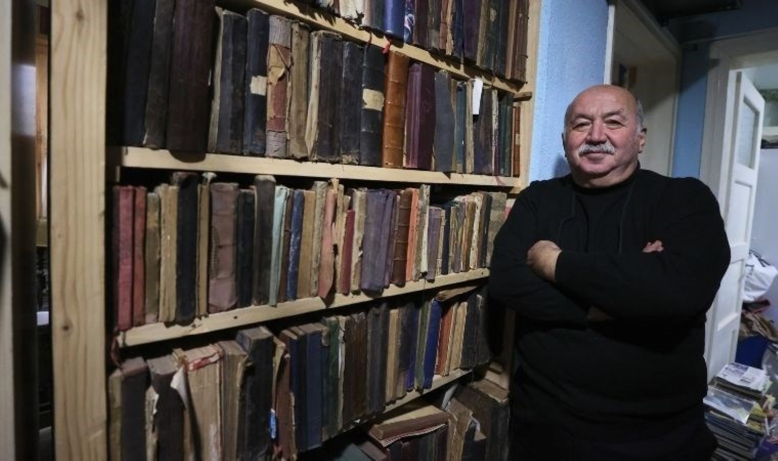 Okuma aşkıyla biriktirdiği 70 bini aşkın kitapla evini kütüphaneye dönüştürdü