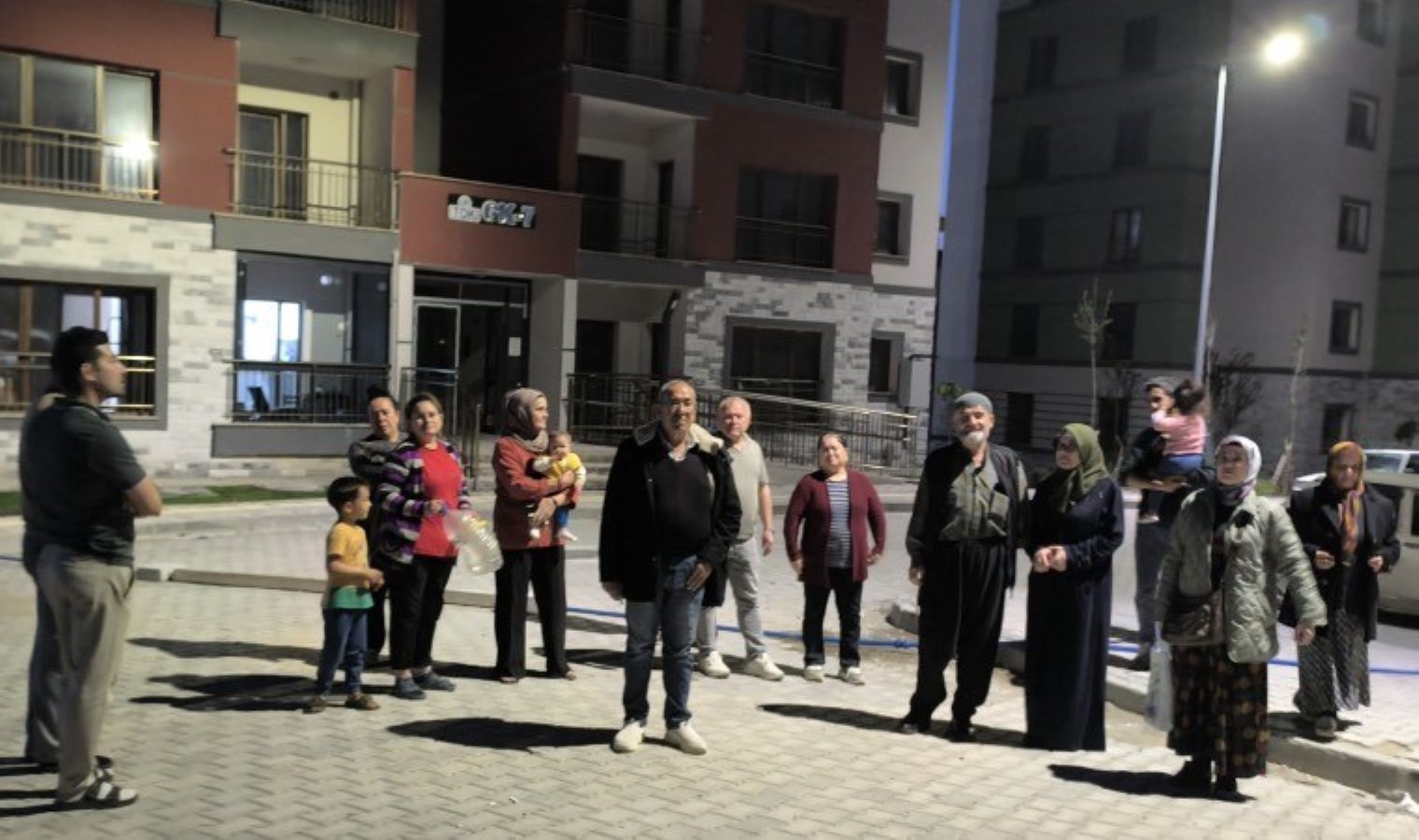 Osmaniye’de TOKİ’den konutlarını teslim alarak taşınan yurttaşlar: “Suyumuz akmıyor, şu an bir damla suyumuz yok”