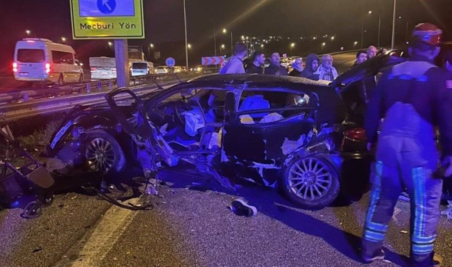 Otomobil bariyerlere çarptı; 1 ölü, 3 yaralı