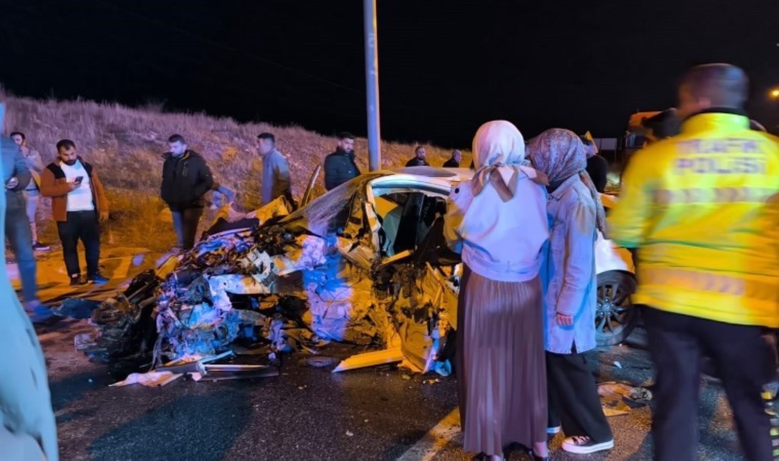 Otomobil direğe çarptı: Baba ve 2 kızı hayatını kaybetti!