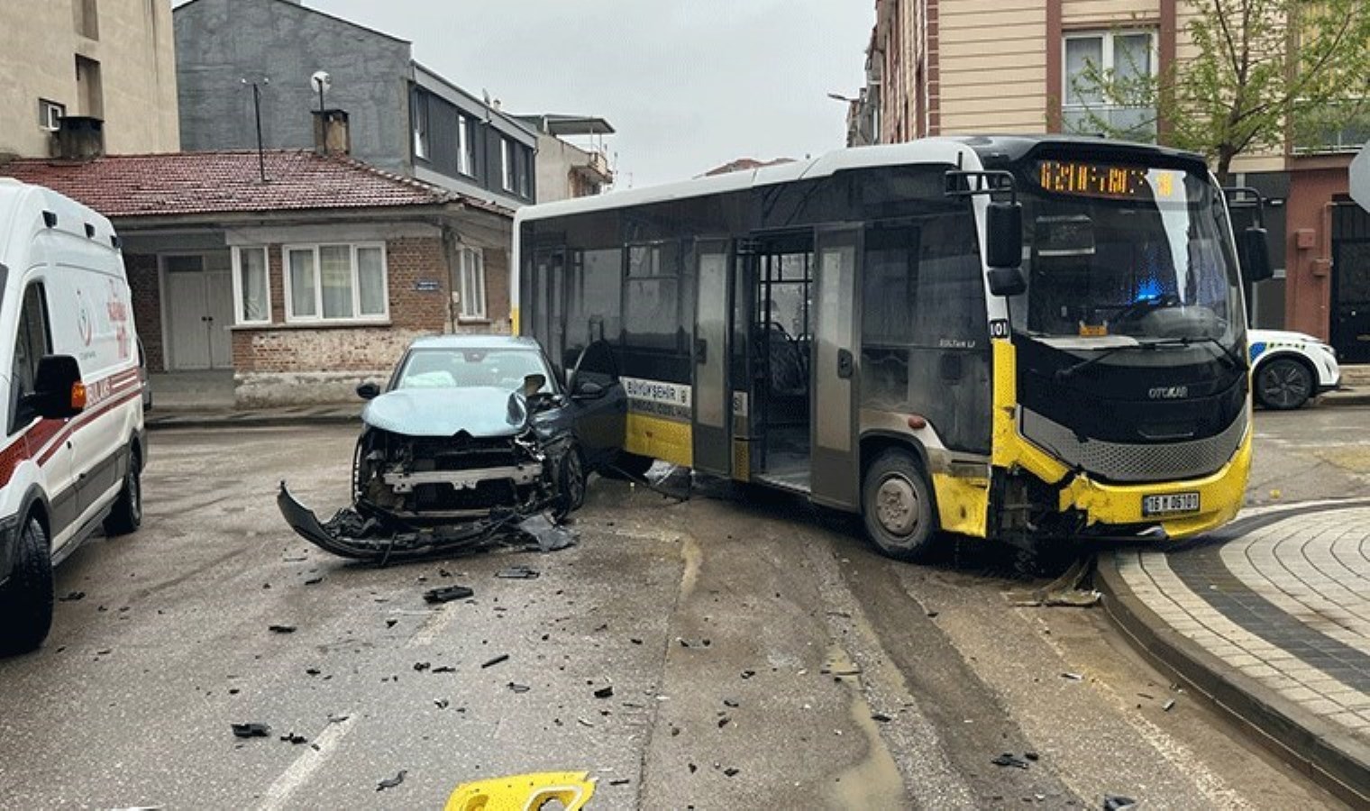 Otomobil, halk otobüsüne çarptı: 3 yaralı