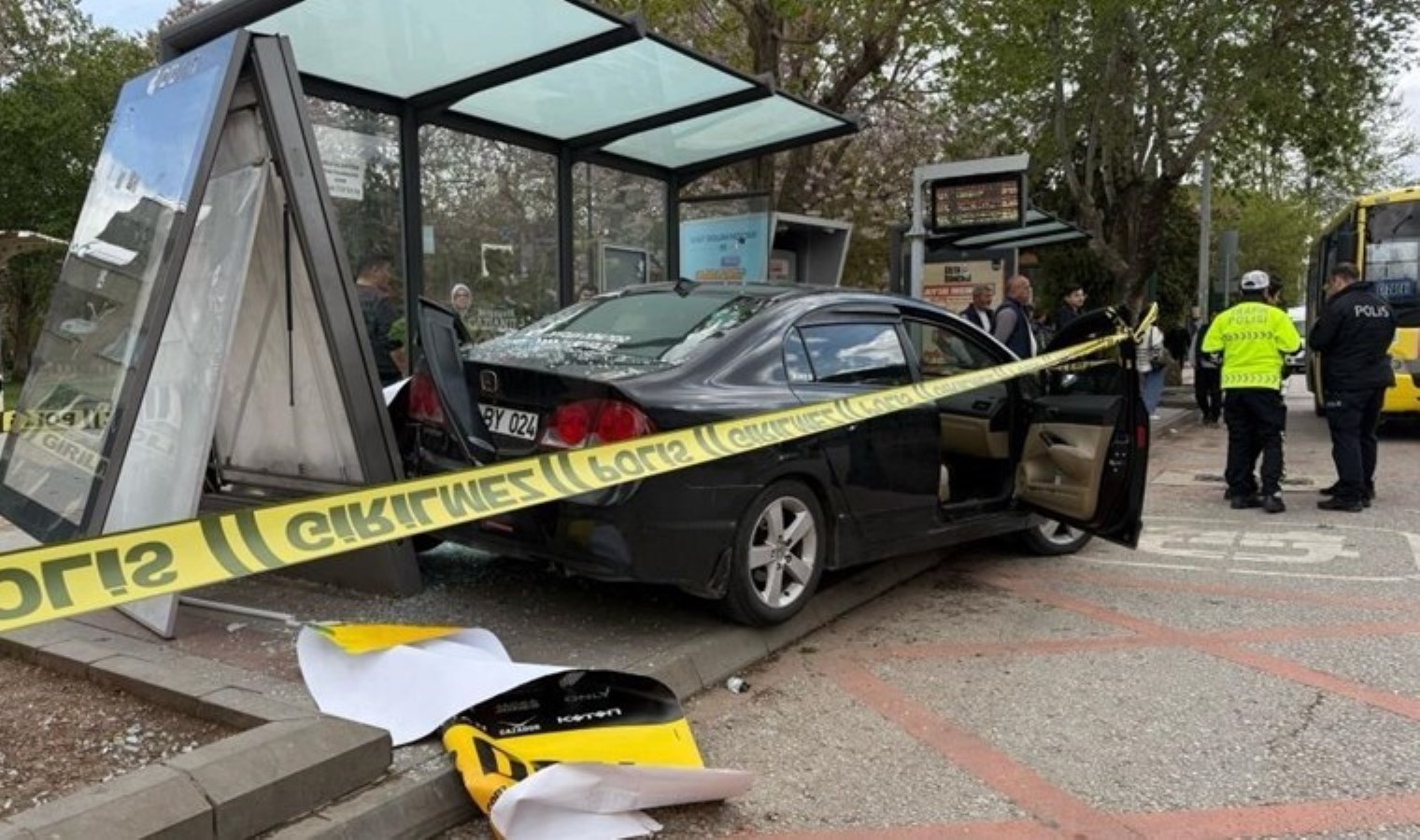 Otomobil, otobüs durağına daldı: Yaralılar var!