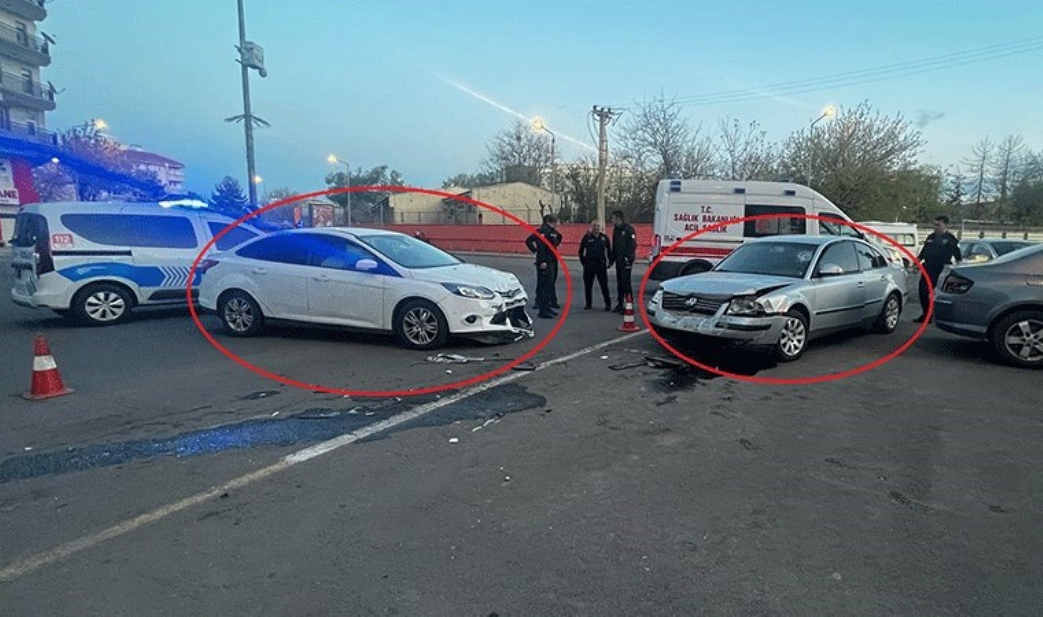 Otomobiliyle art arda sevgilisinin aracına çarptı!