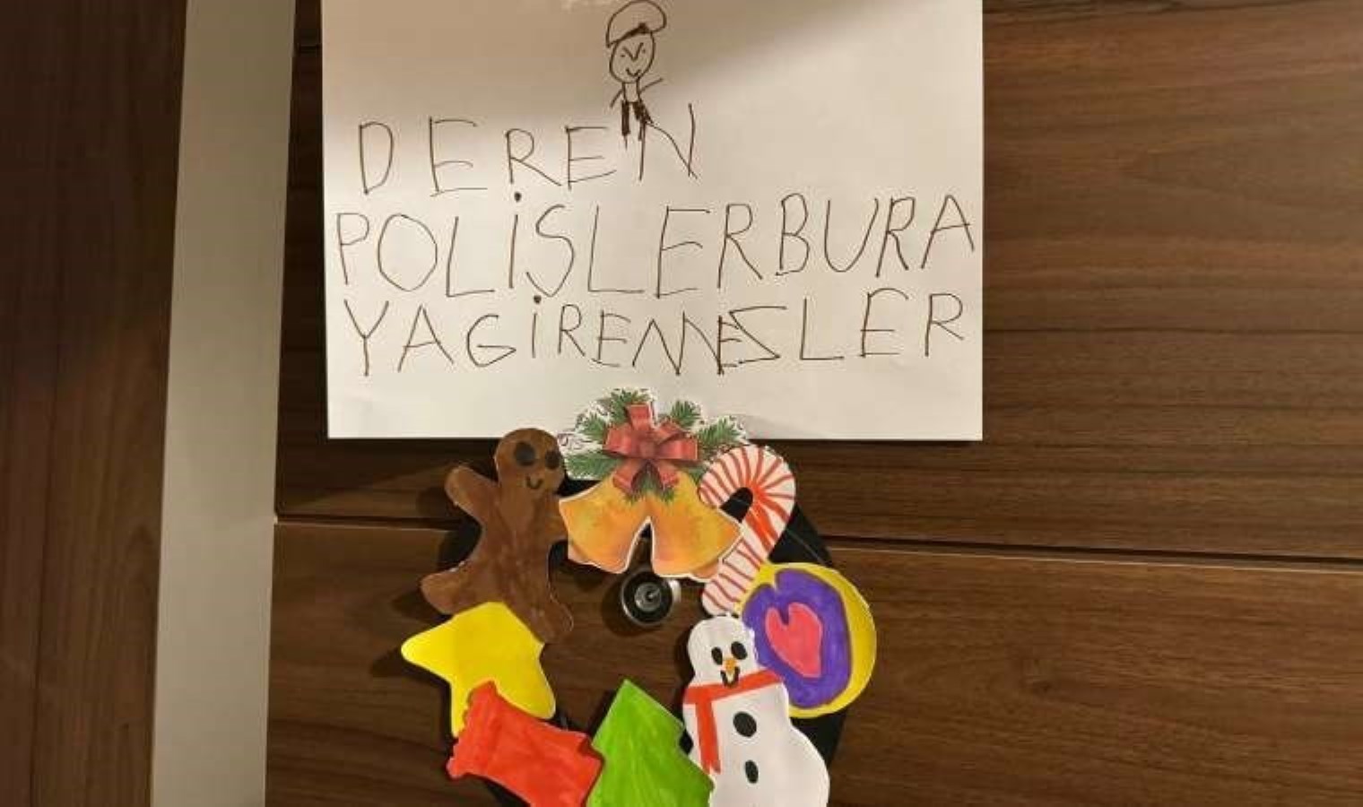 Özgür Çelik, Resul Emrah Şahan’ın kızının kapıya yazdığı notu paylaştı: Polisler buraya giremezler