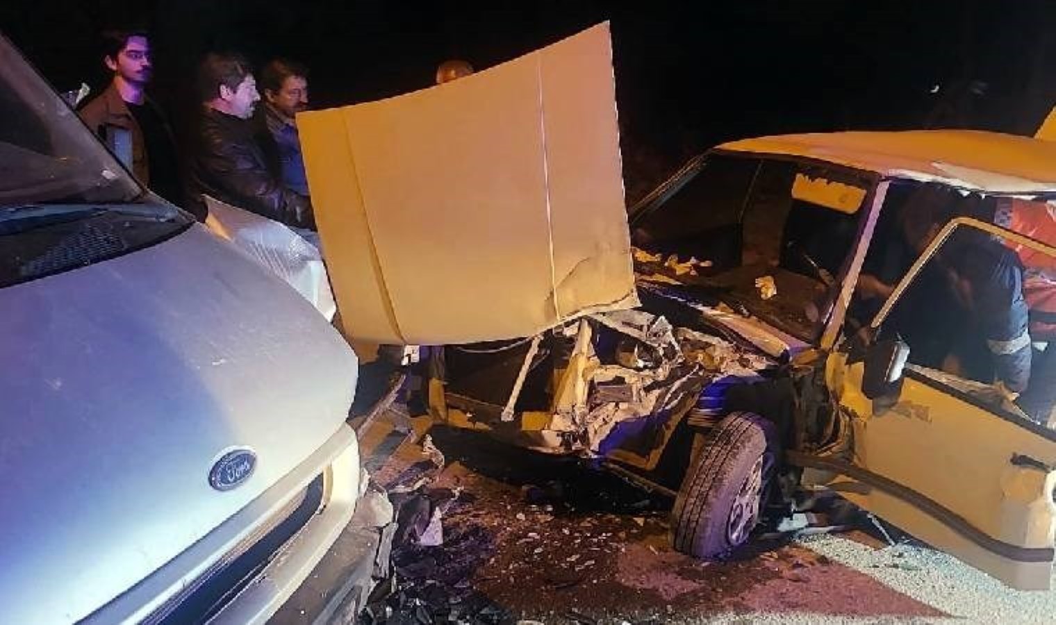 Panelvan ile otomobil kafa kafaya çarpıştı: Yaralılar var!