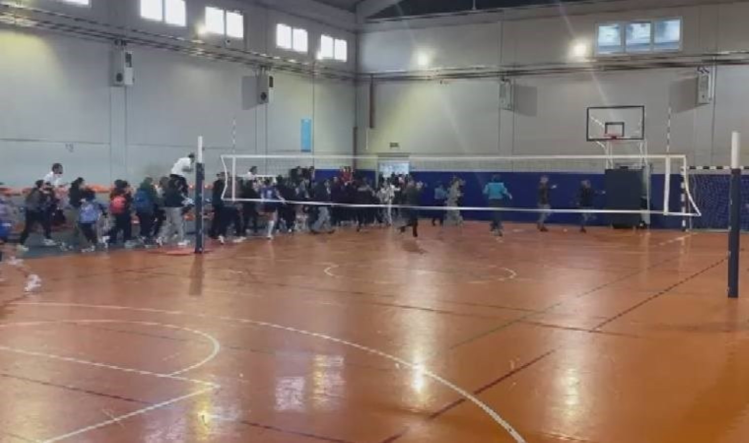 Panik anları… Depreme voleybol maçında yakalandılar!