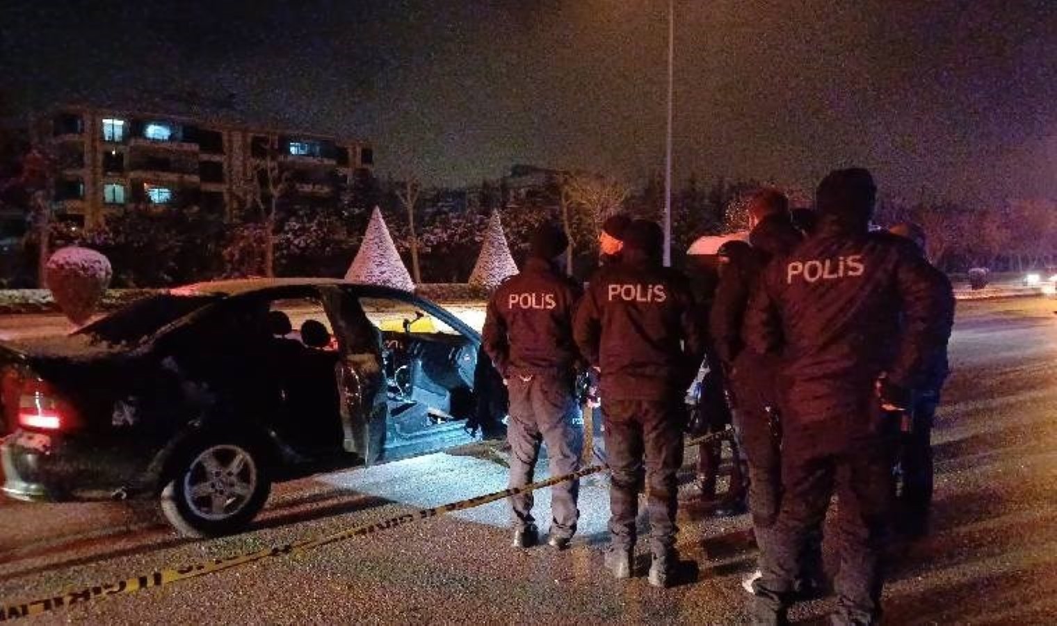 Park halindeki araçta silahla vurulmuş halde bulundu!