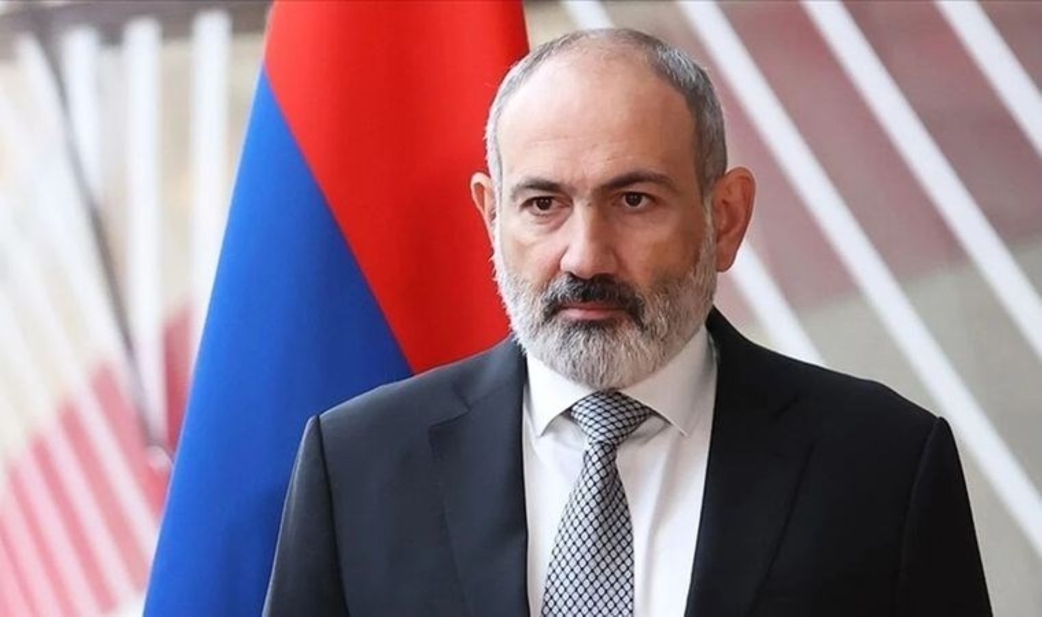 Paşinyan, Türkiye ve Azerbaycan bayraklarının yakılmasını kınadı