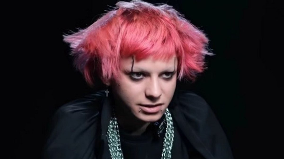 “Pembe Saçlı Zebani” Olarak Tanınmıştı; Efe Beycan’ın Yeni İmajı Dikkat Çekti