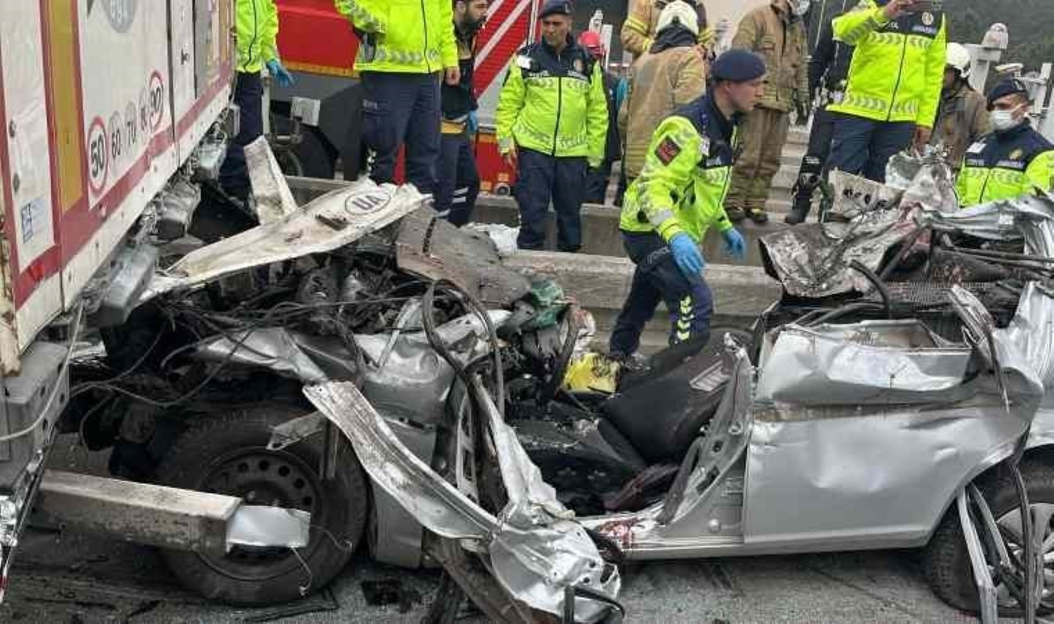 Pendik’te otomobil TIR’ın altına girdi: 4 ölü