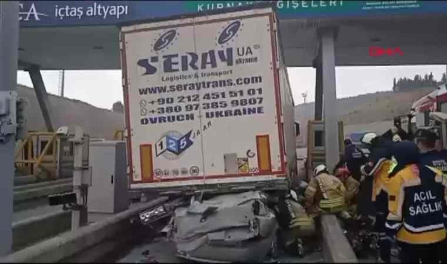 Pendik’te otomobil TIR’ın altında girdi: Yaralılar var