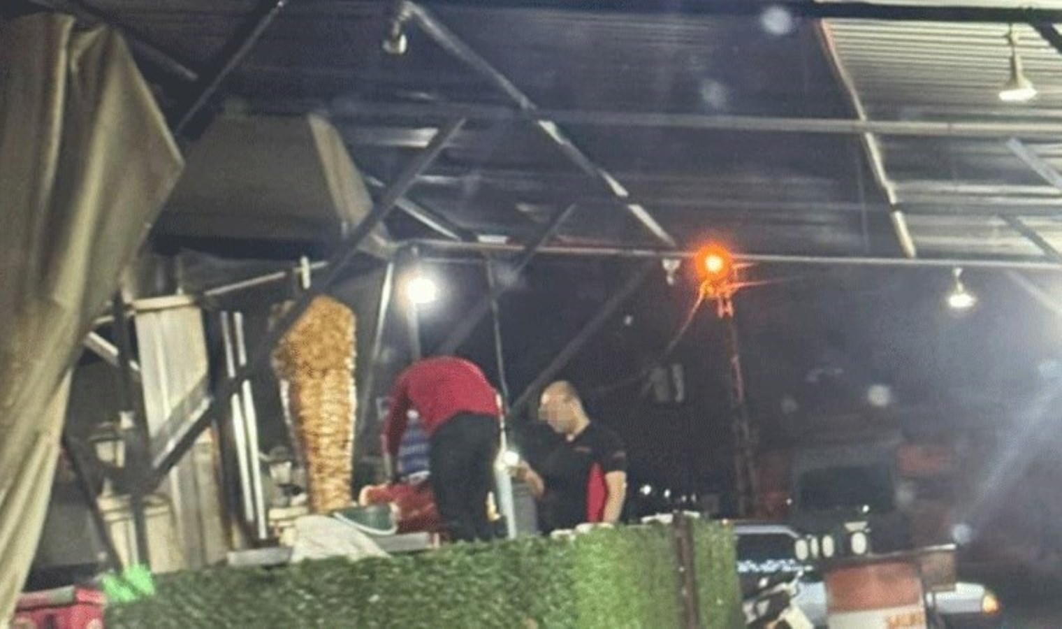 Pişmiş tavuğun üzerine çiğ tavuk taktı… Skandal ifşa edildi: Fenomen dönerciye ceza!