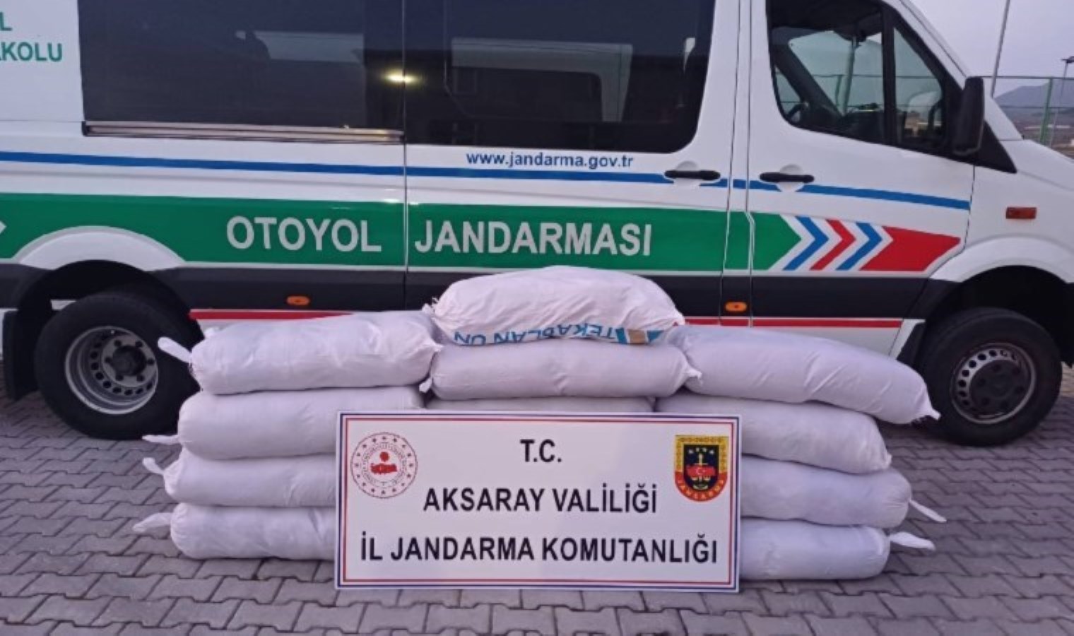 Piyasa değeri 550 bin lira… Üç yolcu otobüsünde 1 ton kaçak tütün yakalandı!