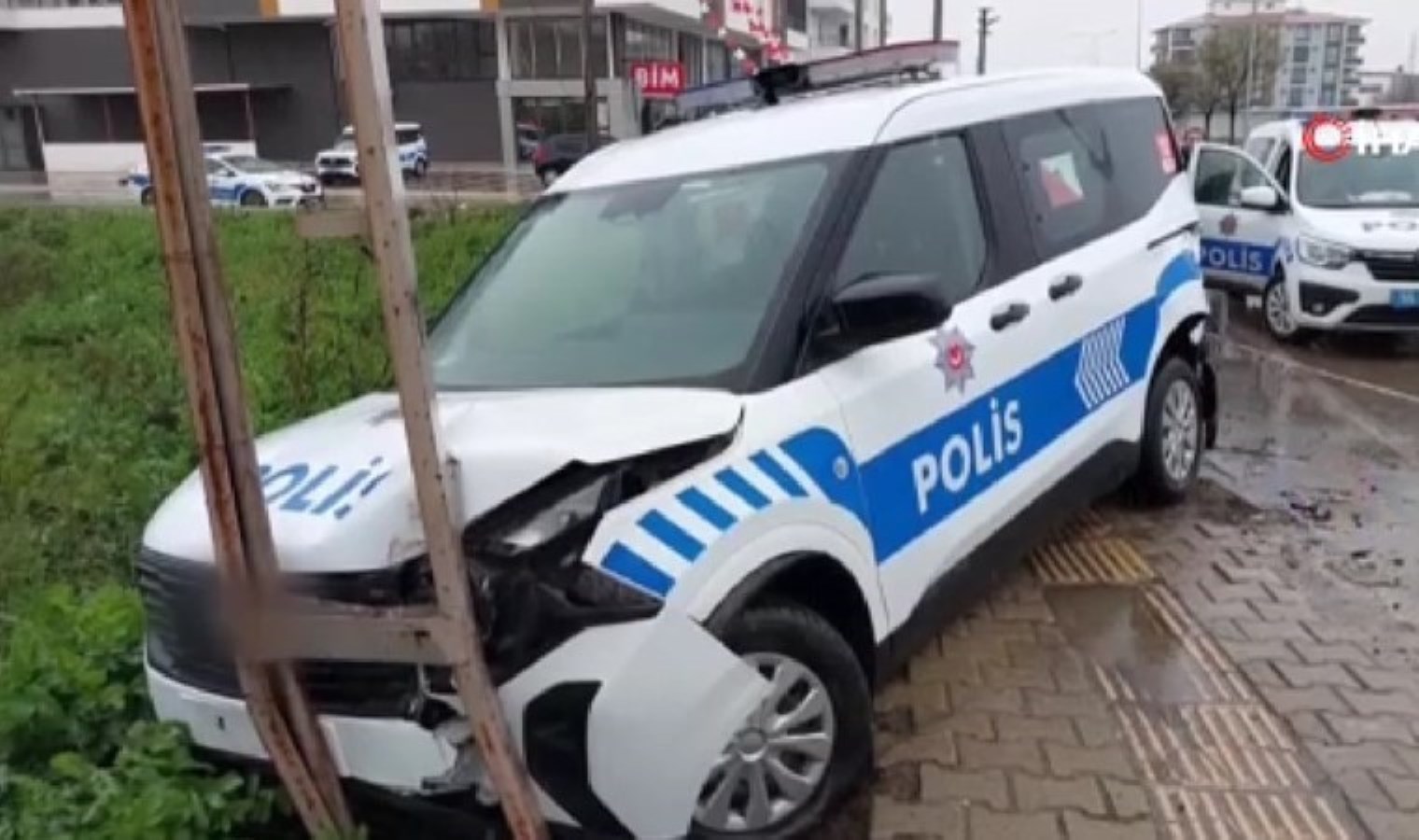 Polis aracına minibüs çarptı: 1’i polis 2 yaralı