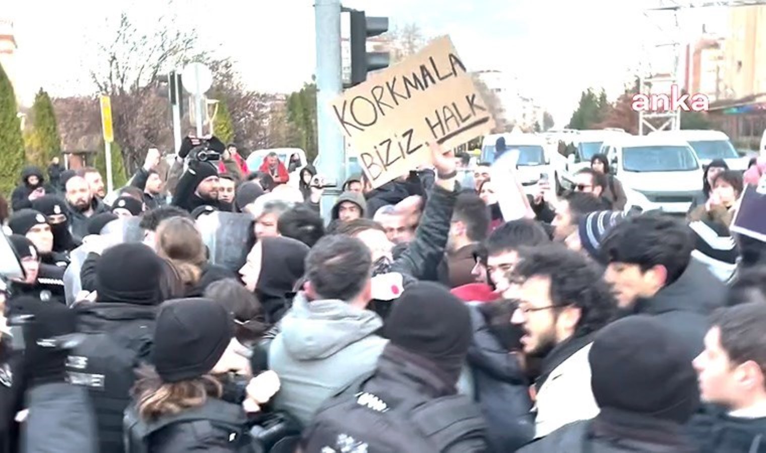 Polis barikatı aşıldı: Eskişehir’de öğrenciler İmamoğlu’na destek için yürüdü!