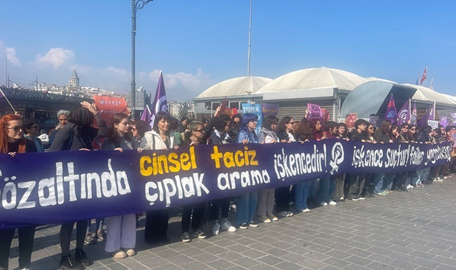 Polis yürüyüşe izin vermedi: Kadınlardan ‘gözaltında çıplak arama’ protestosu