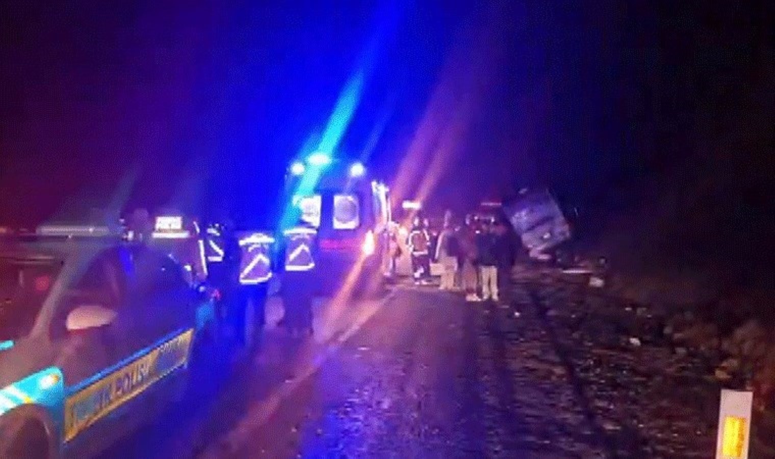 Portakal Çiçeği Karnavalı dönüşünde feci kaza… Otobüs yan yattı: Çok sayıda yaralı var!