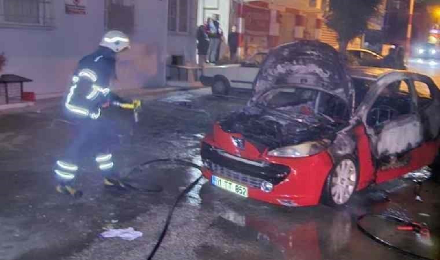 ‘Psikolojim bozuk’ dedi: Annesinin arabasını kundakladı!