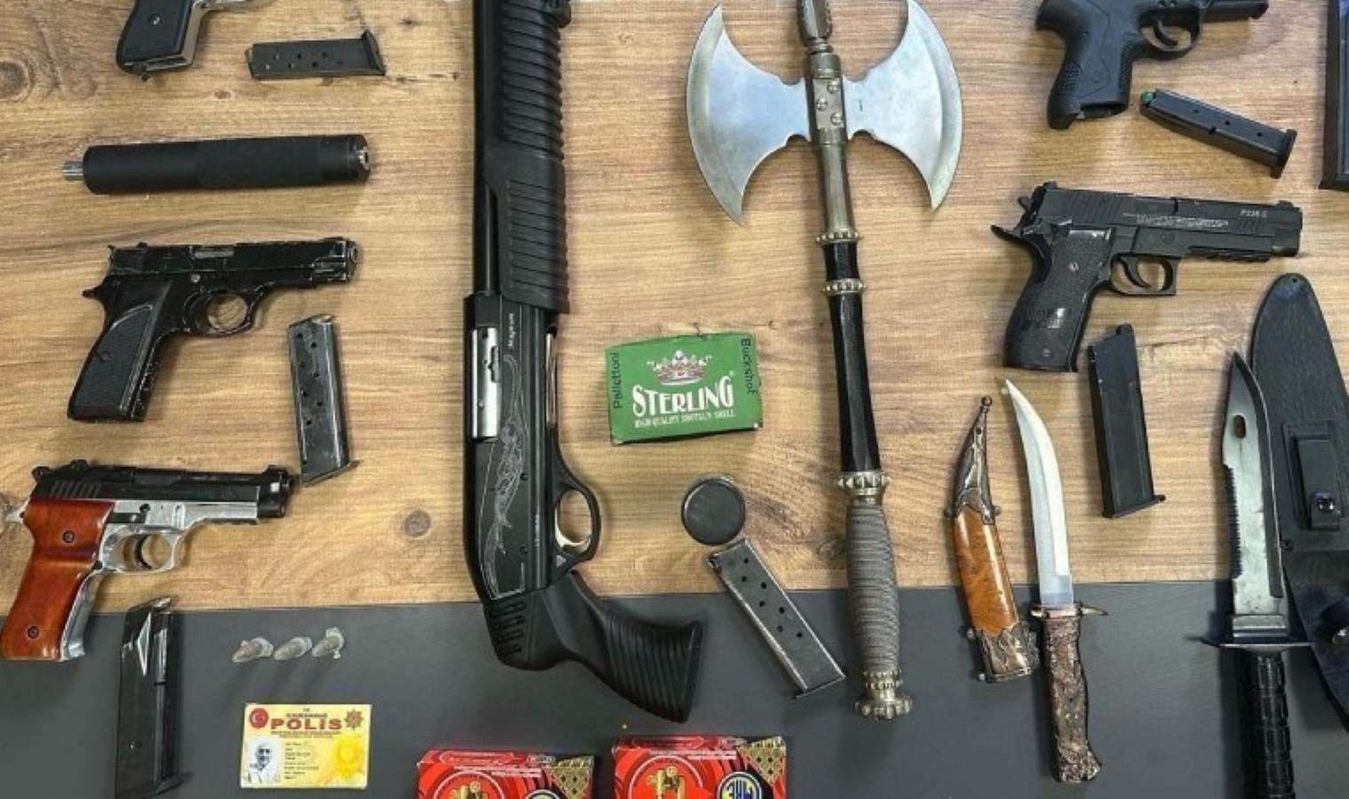 Sahte polis kimliği ile yakalandı: Evinden cephane çıktı!