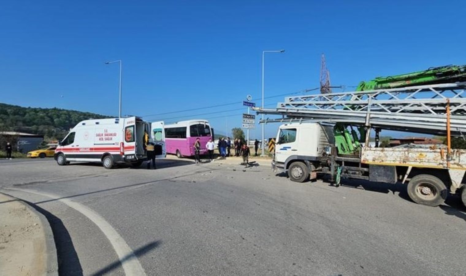 Sakarya’da özel halk otobüsü ve kamyon çarpıştı: Kamyonun şoförü ehliyetsiz çıktı!