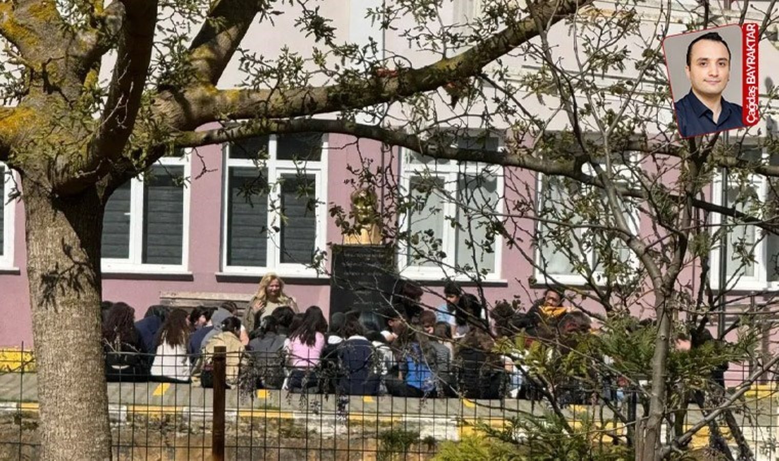 Sakarya’daki okulda Türk bayrakları indirildi! Sendika başkanı içeri alınmadı…