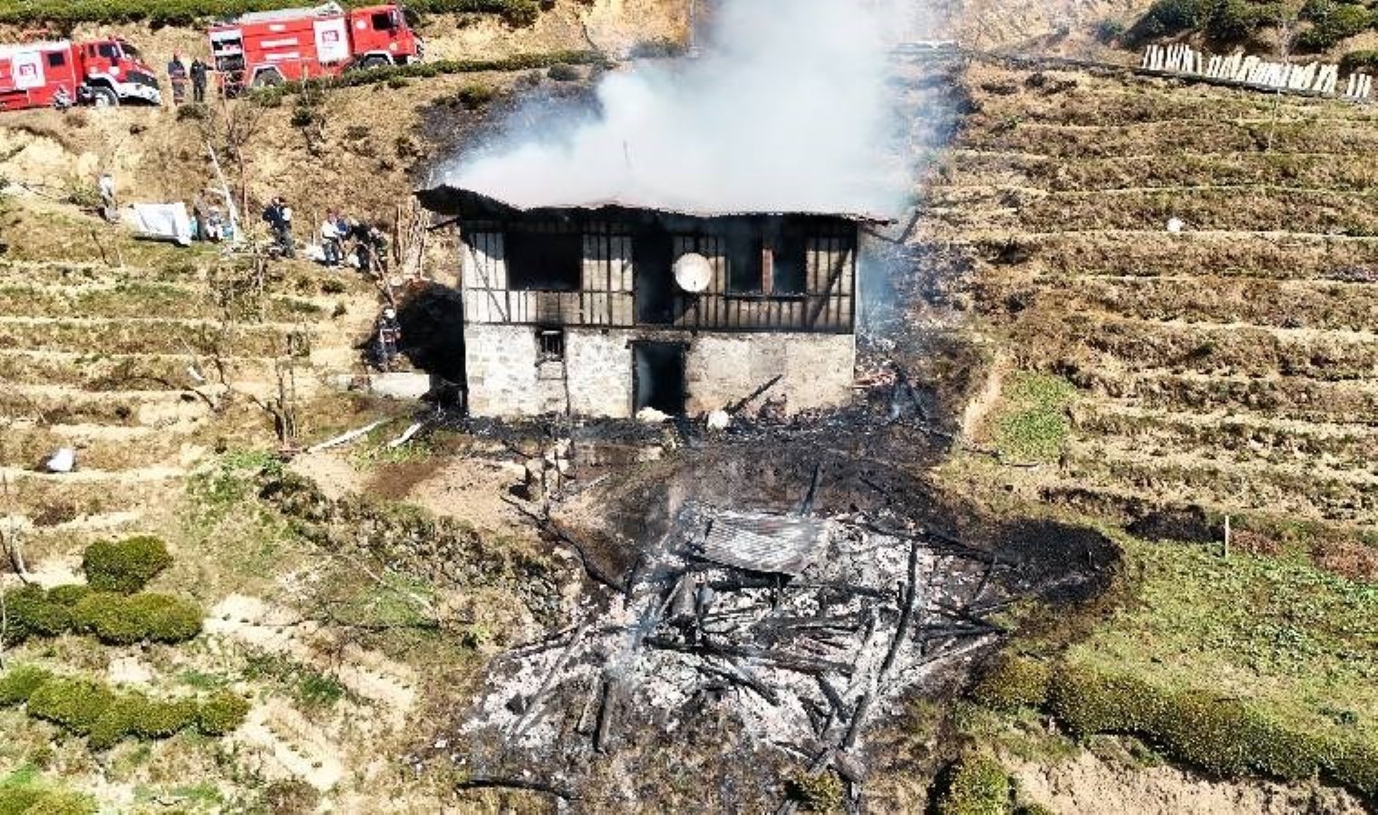 Samanlıkta çıkan yangın eve sıçradı: 2 kişi hastaneye kaldırıldı!