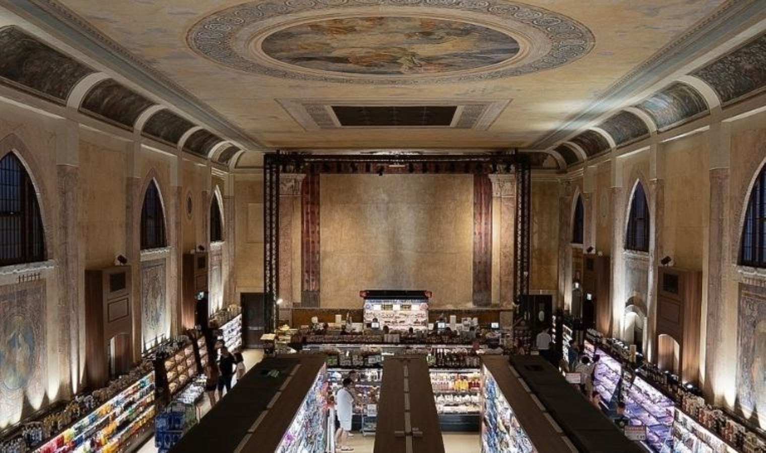 Sanat müzesi gibi görünen süpermarket: Teatro Italia