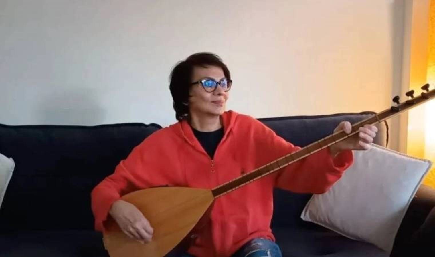 Sanatçı Sevinç Eratalay, sosyal medya paylaşımı nedeniyle gözaltına alınıp serbest bırakıldı: ‘Boyun eğdiremeyecek’