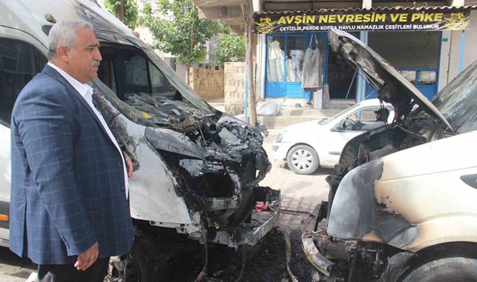Şanlıurfa’da aynı mahallede 9 araç kundaklandı: 1 kişi bıçakla yaralandı!