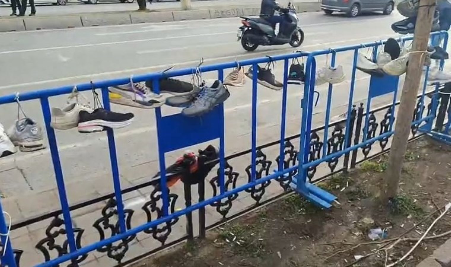 Saraçhane’de sert müdahale akşamının sabahı: Kaybolan ayakkabılar ağaca ve polis barikatına asıldı