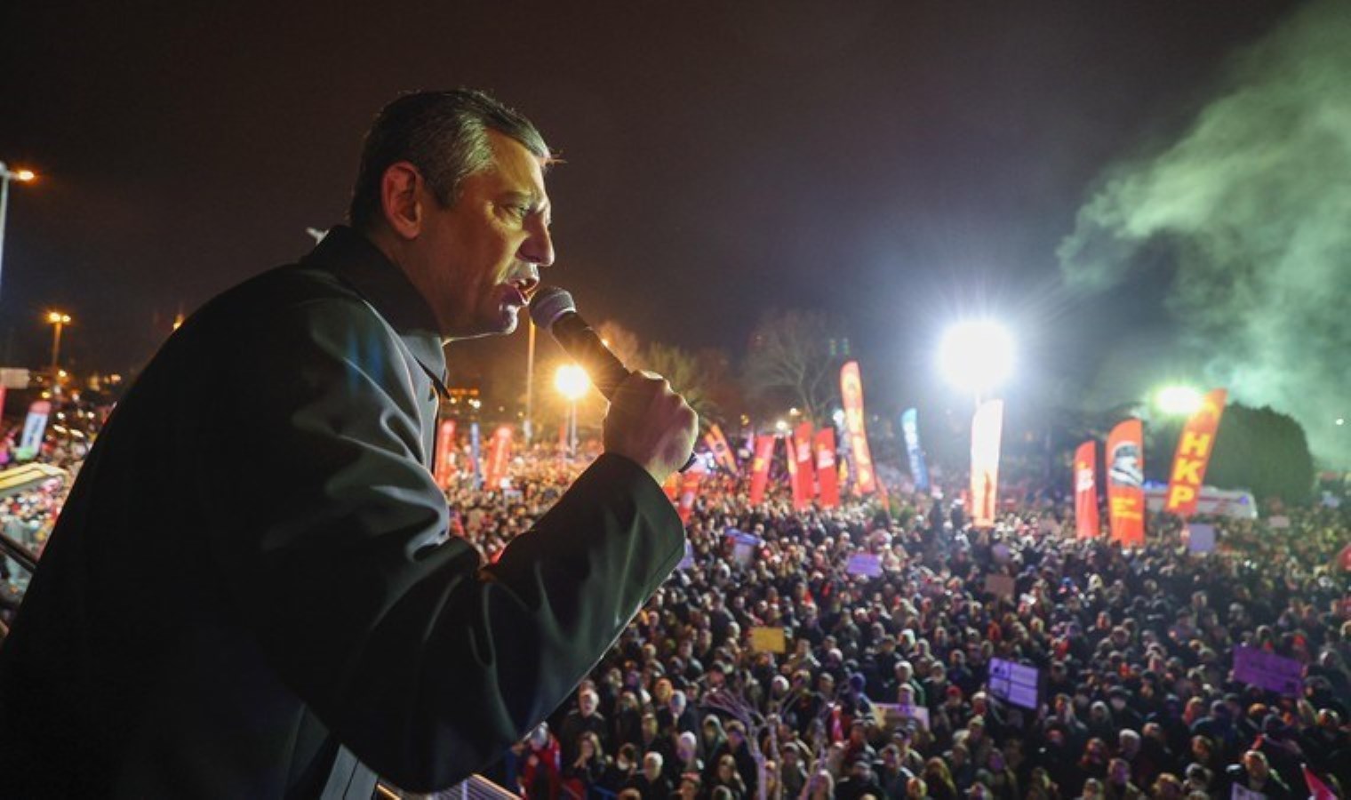 Saraçhane’de son buluşma: İmamoğlu 2 gündür tutuklu, milyonlar sokakta!