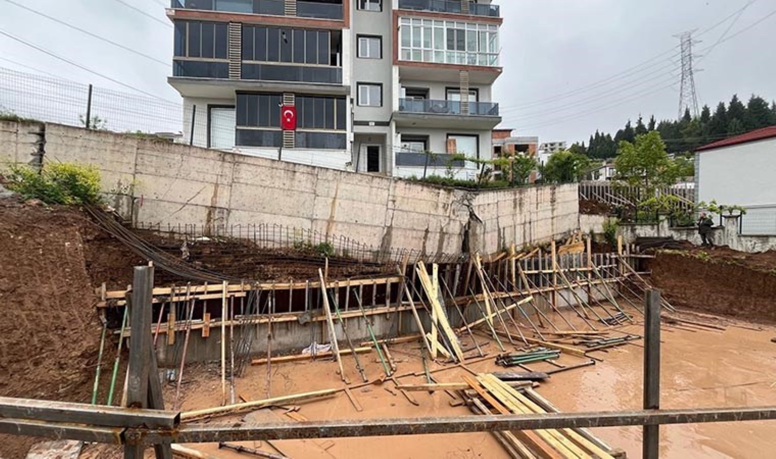 Serdivan’da çökme riski: 4 katlı bina tahliye edildi