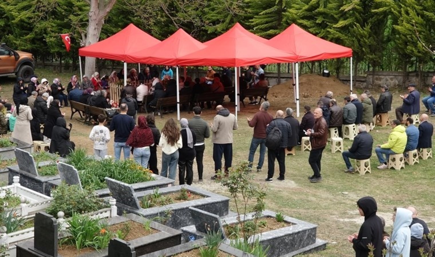 Sevenleri, Volkan Konak’ın mezarına akın etti