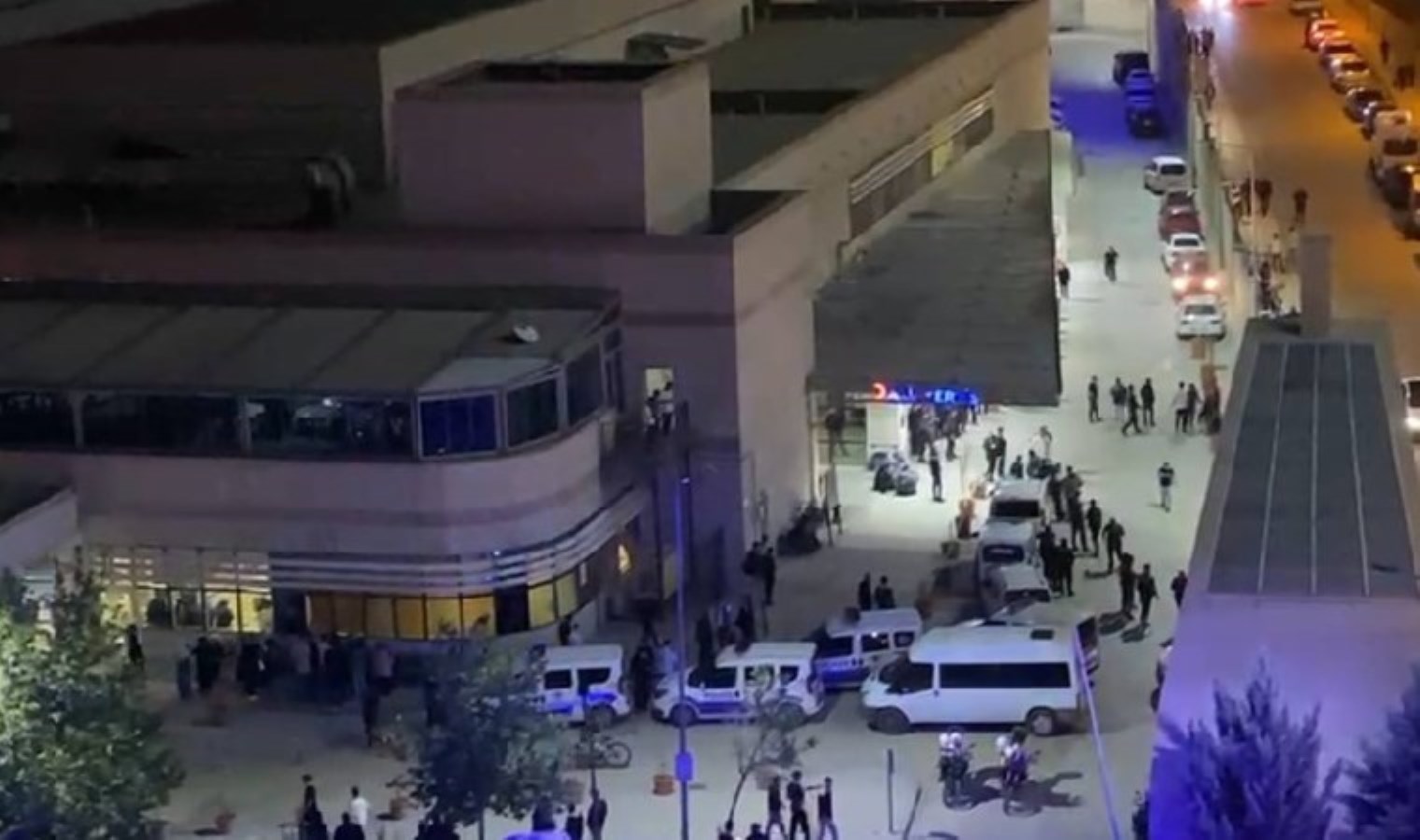 Siirt’te mahallede başlayan kavga, hastanede devam etti: Yaralılar var!
