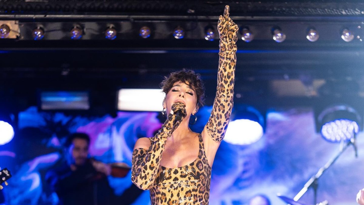 Sıla leopar elbisesiyle pozlar verdi! Takipçileri tarzına beğeni yağdırdı