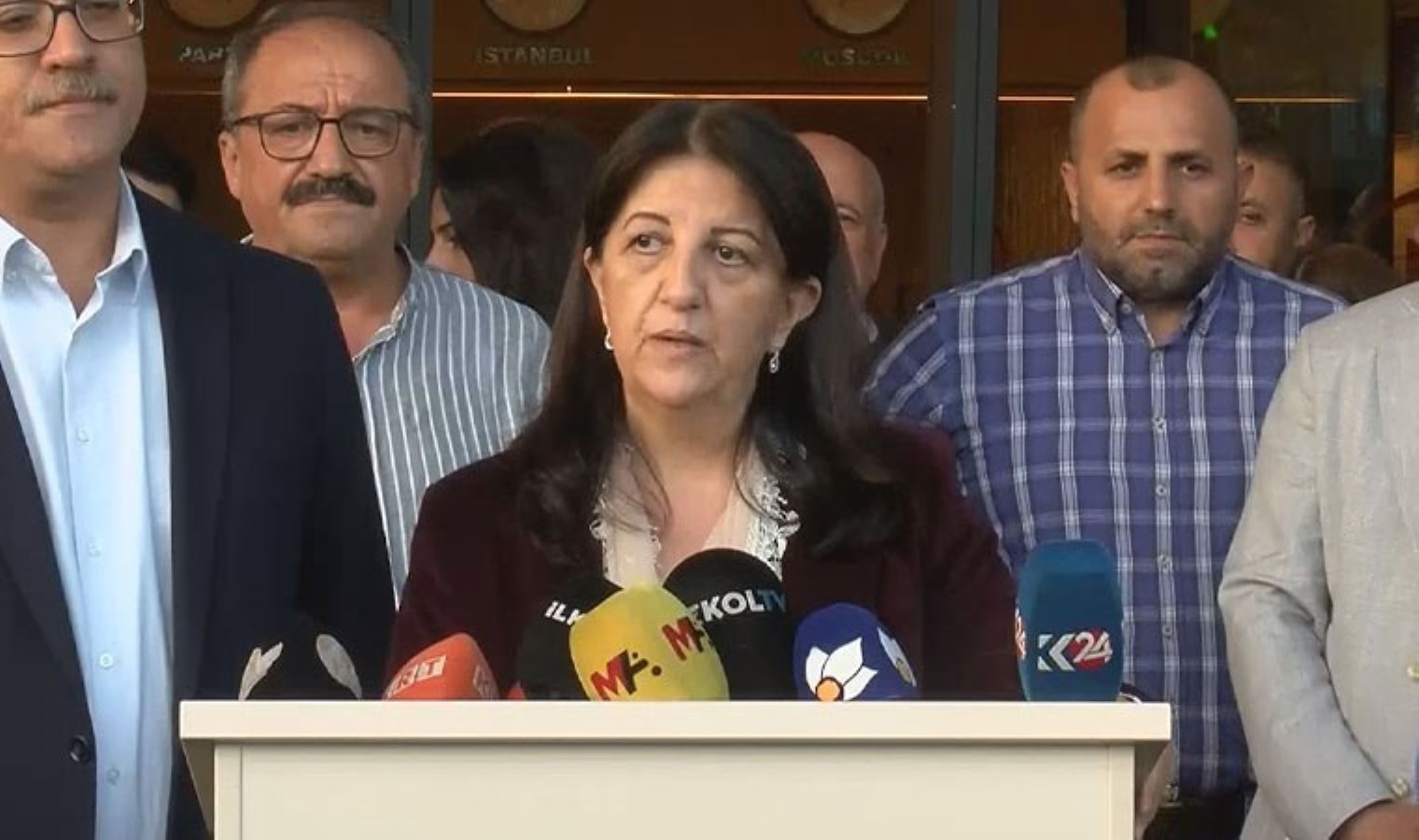 Sırrı Süreyya Önder’in kaldığı hastane önünde: Pervin Buldan, Abdullah Öcalan’ın mesajını okudu