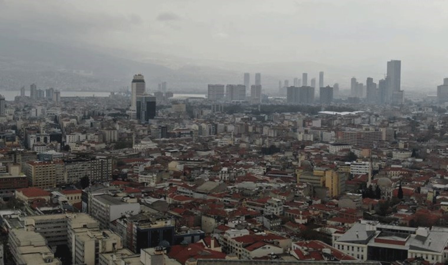 Sis sanıldı, çöl tozu çıktı! İzmir’de gökyüzü griye döndü