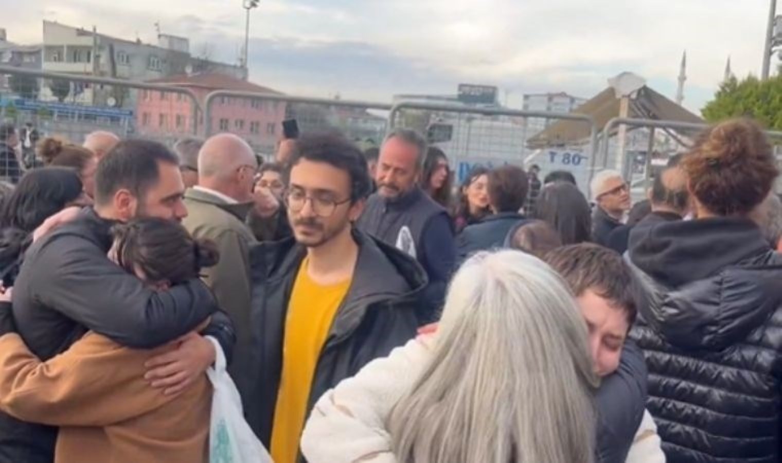 Şişli’deki İmamoğlu protestoları: Serbest bırakılan gençler aileleri ile kavuştu