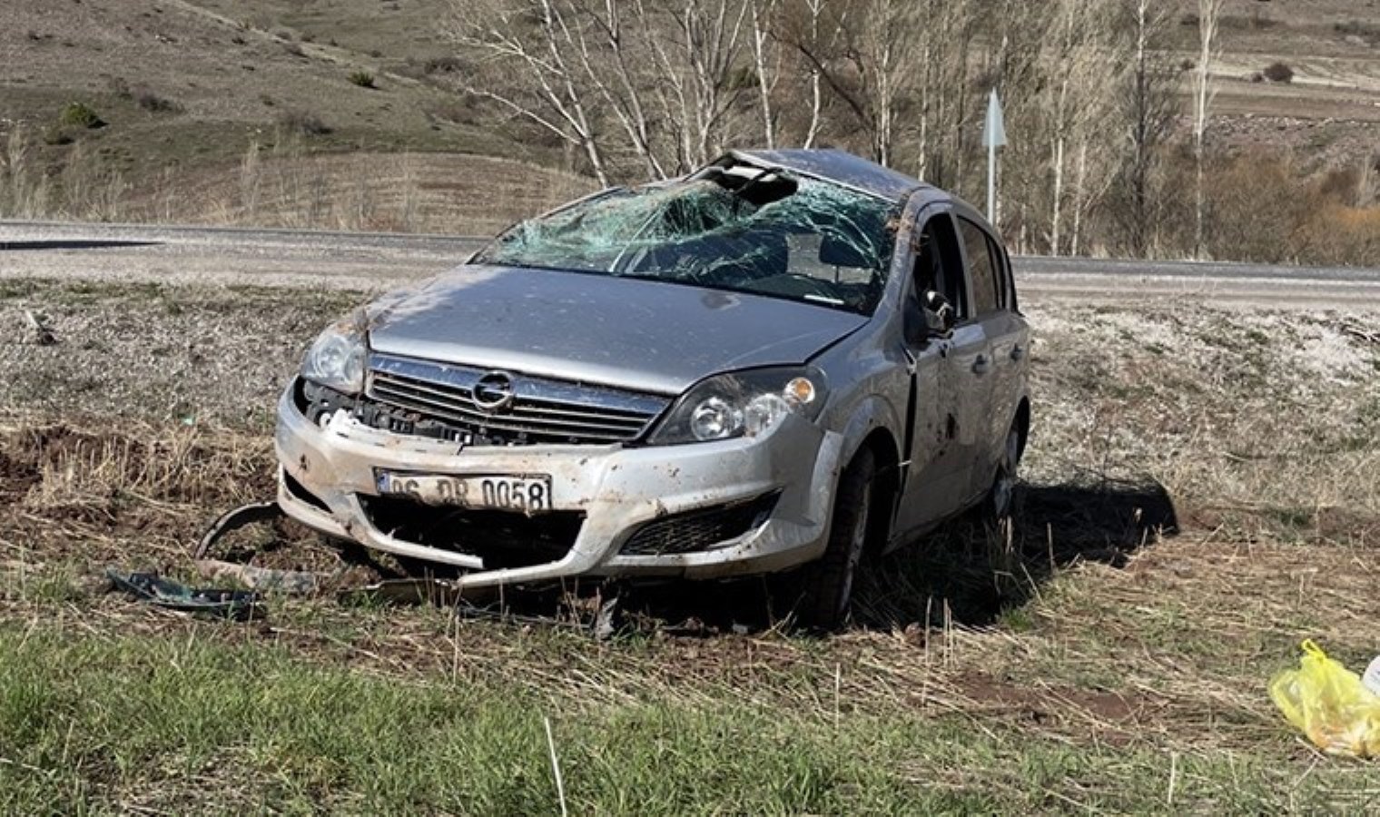 Sivas’ta faciadan dönüldü! Otomobil şarampole devrildi: 3’ü çocuk, 5 yaralı