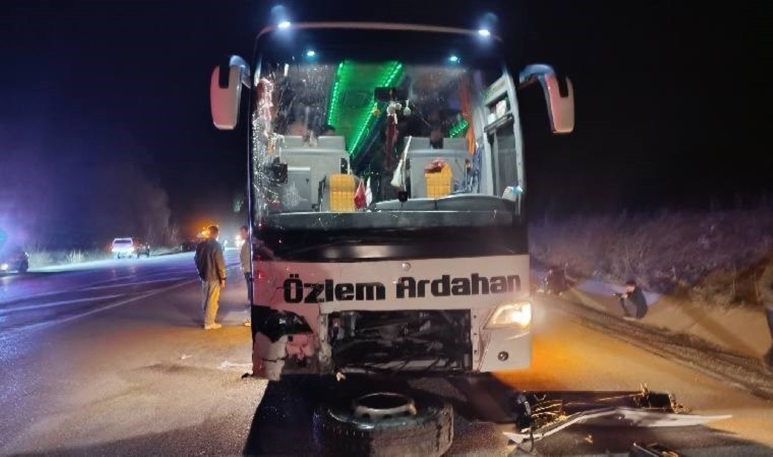 Sivas’ta feci kaza…Yolcu otobüsü ile otomobil çarpıştı: Çok sayıda yaralı var!