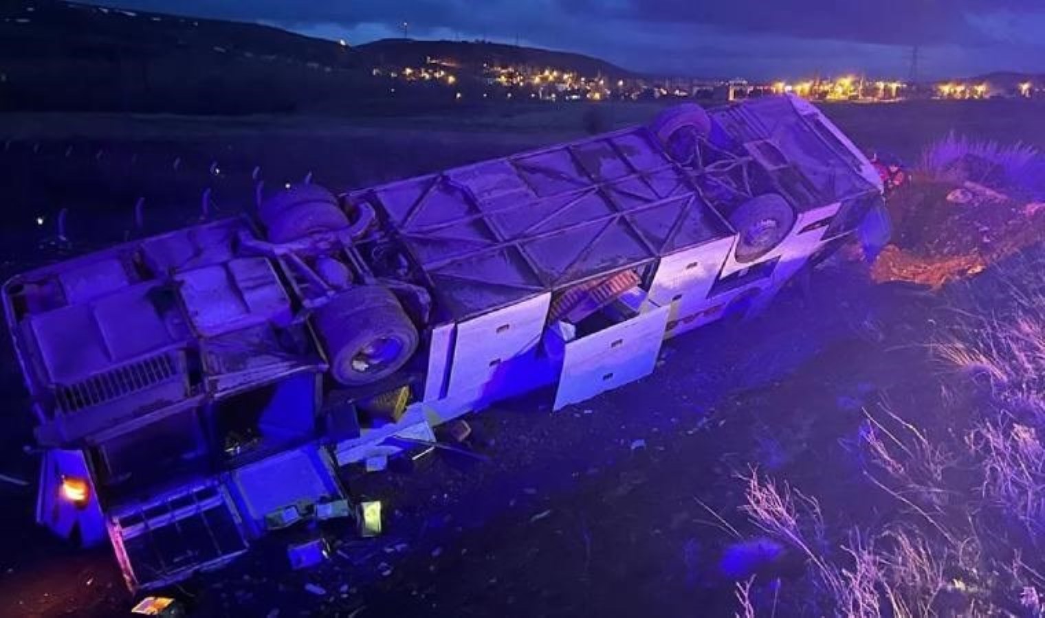 Sivas’ta yolcu otobüsü devrildi!  Ölü ve çok sayıda yaralı var