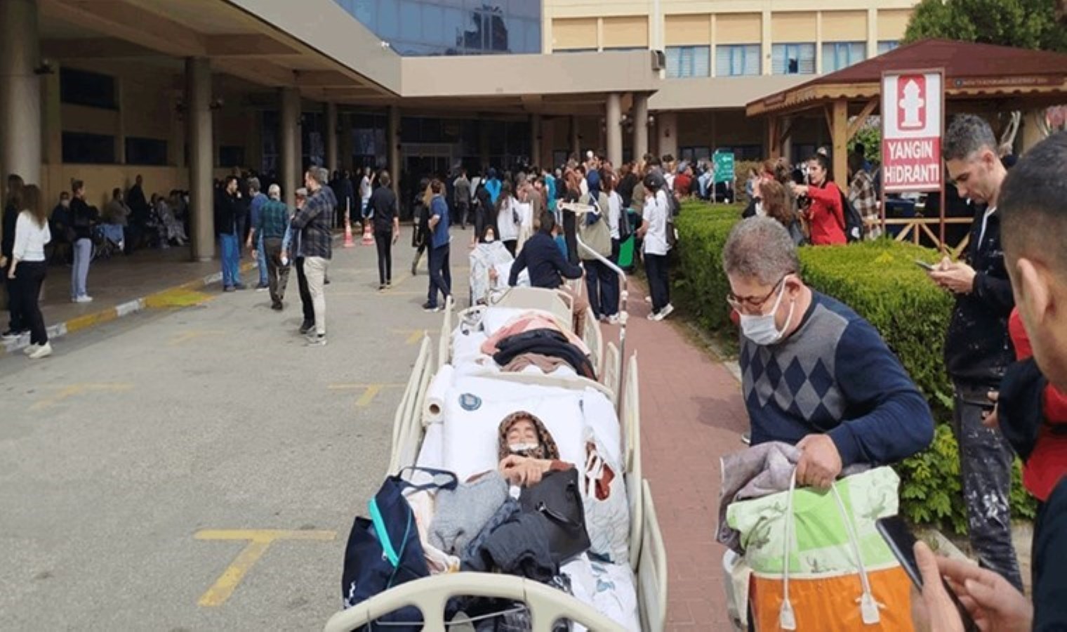 Son dakika… Akdeniz Üniversitesi Hastanesi’nde yangın paniği: Hastalar tahliye ediliyor!