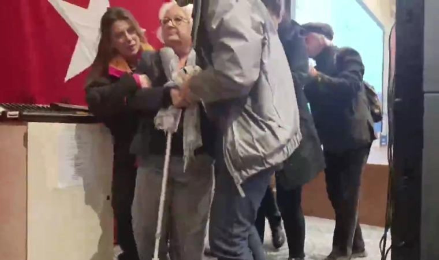 Su zirvesini protesto eden Kazdağları Doğal ve Kültürel Varlıkları Koruma Derneği Başkanı Süheyla Doğan yaka paça salondan atıldı