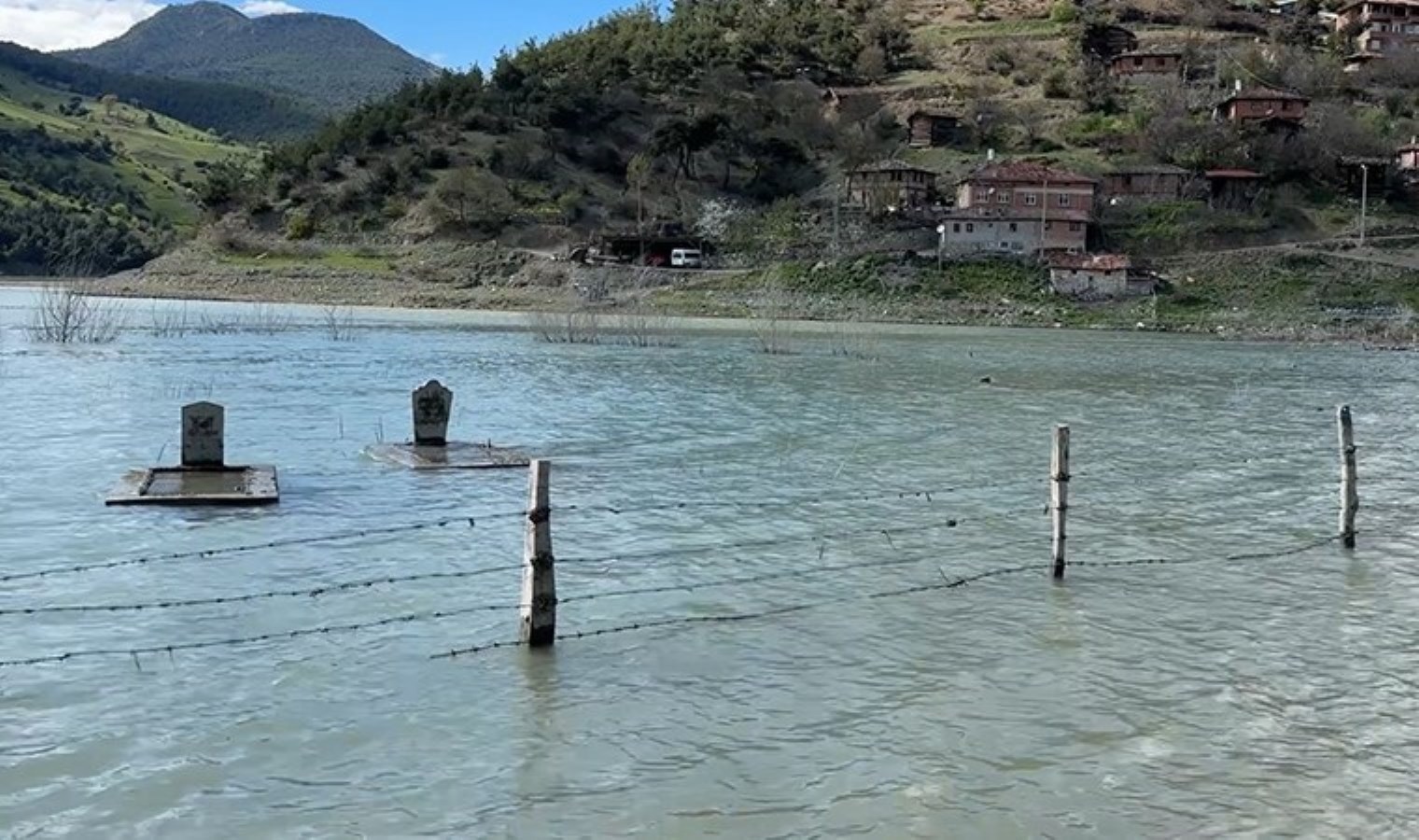 Sular altında kalan mezarlık görenleri şaşırttı!