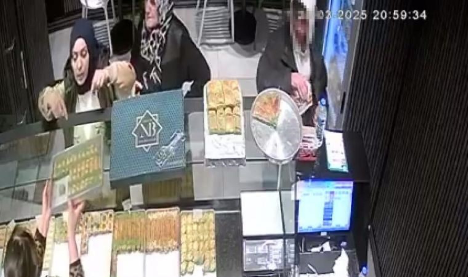 Sultangazi’de dükkandaki sadaka kutusunu çalan şüpheli kamerada